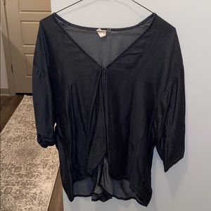 Size M grey black v-neck with tie in the front